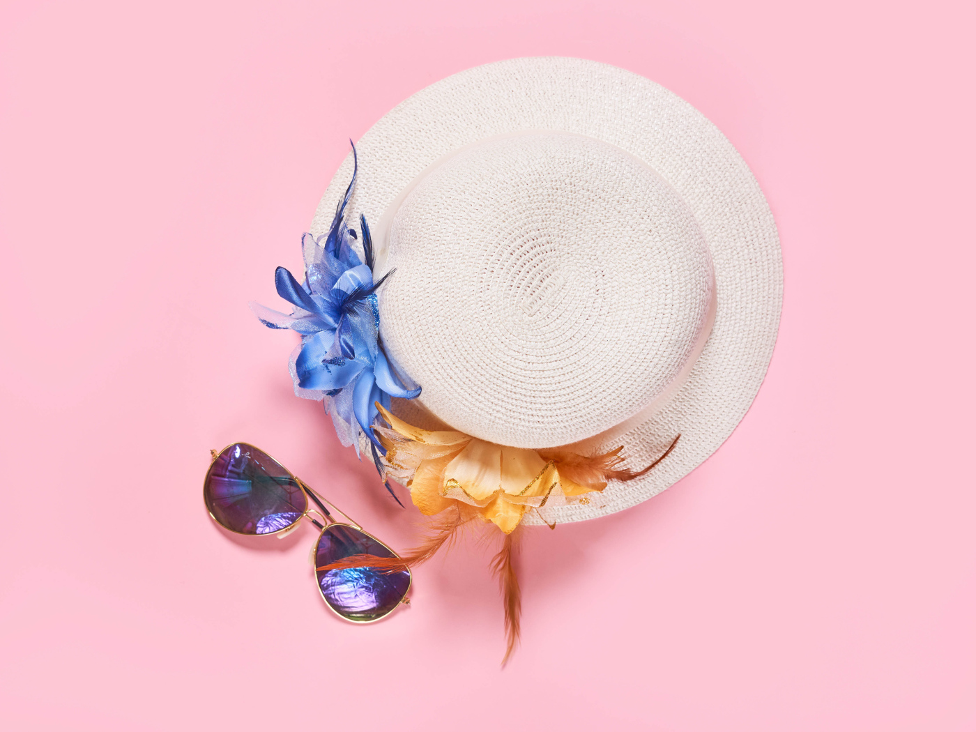 Соломенная шляпа с очками на розовом фоне 