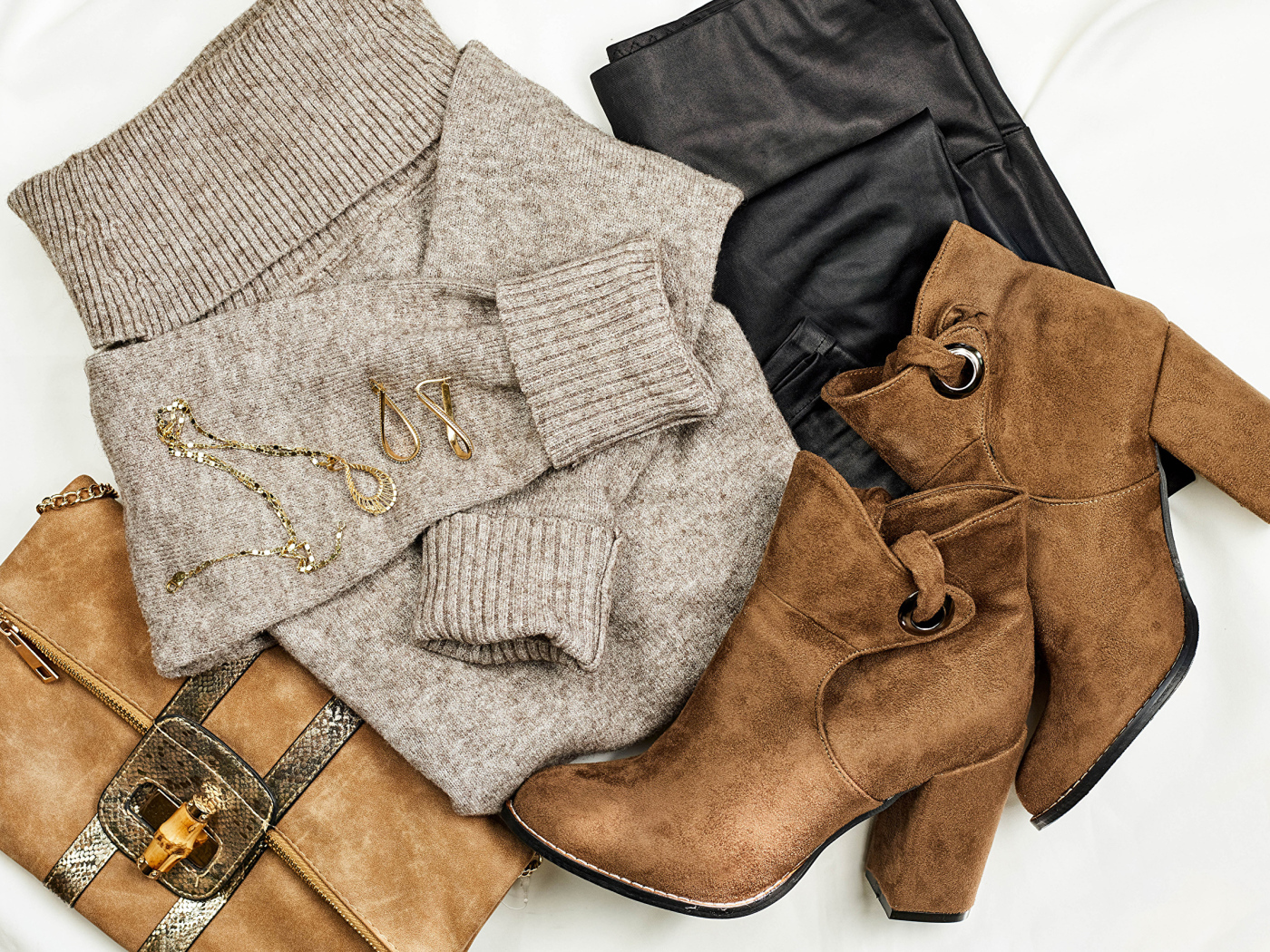 Свитер,сапоги и сумка на белом фоне