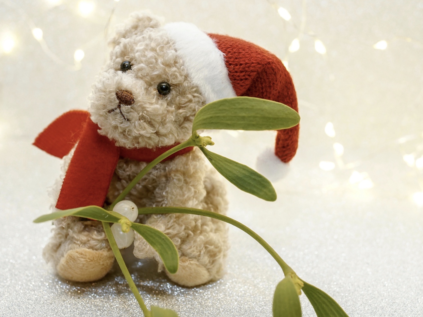 Игрушечный медведь с листьями