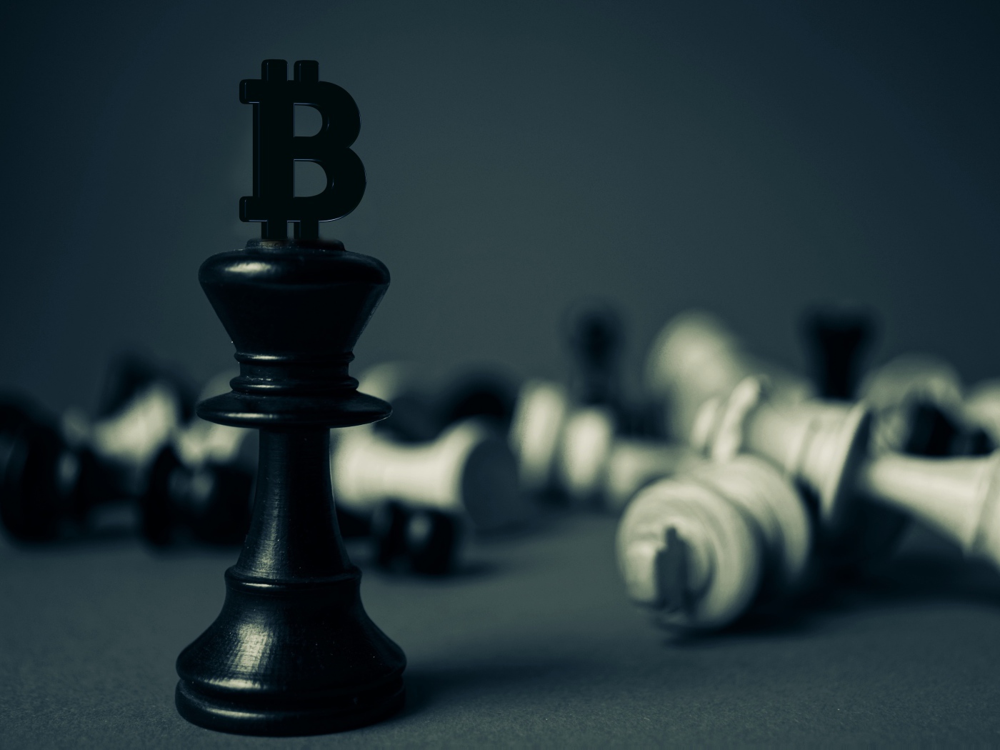 Деревянные шахматы биткоин на сером фоне 