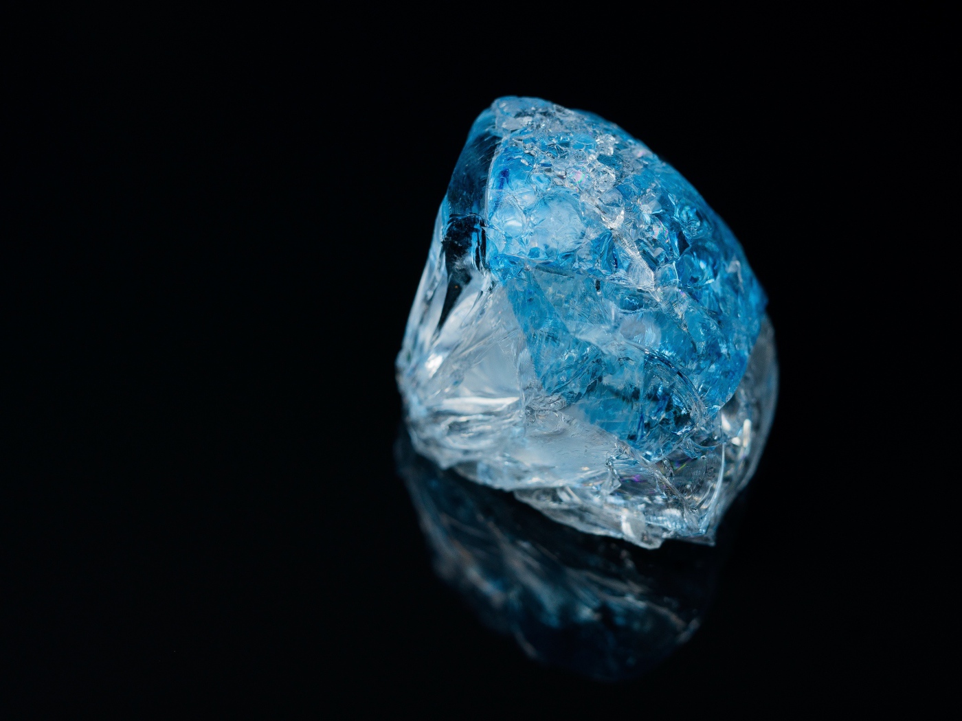 Голубой драгоценный камень на черном фоне