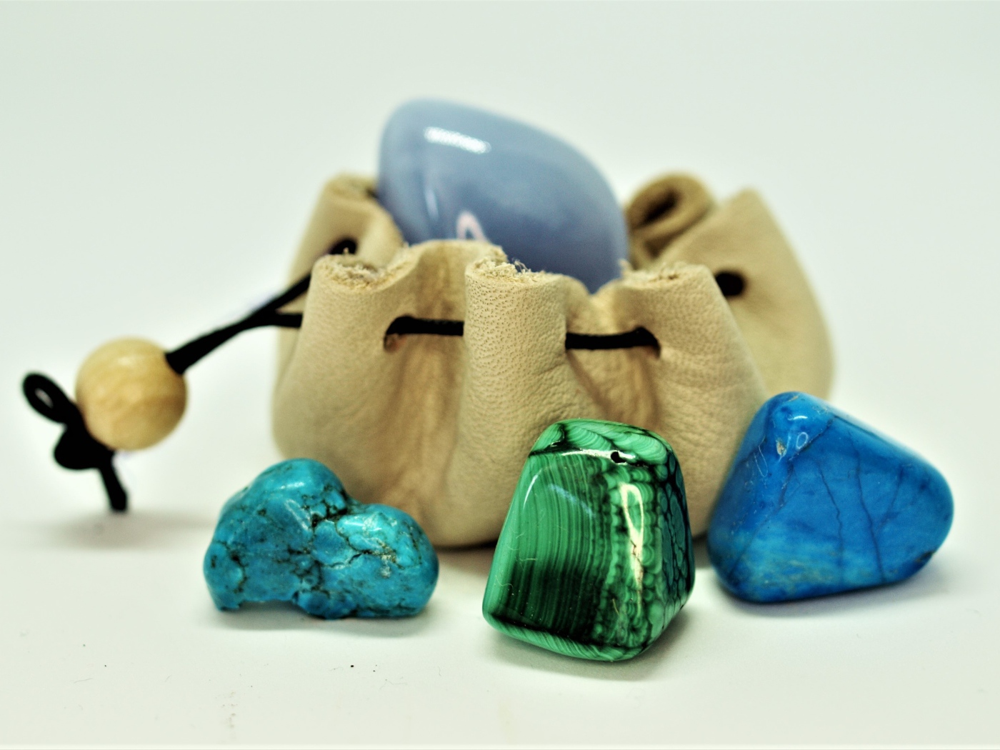 Натуральные камни бирюза на белом фоне