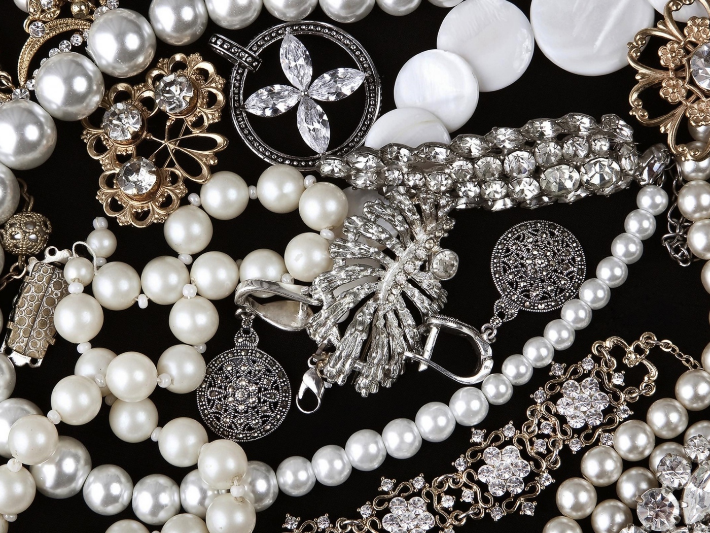 Жемчуг и драгоценности на черном фоне