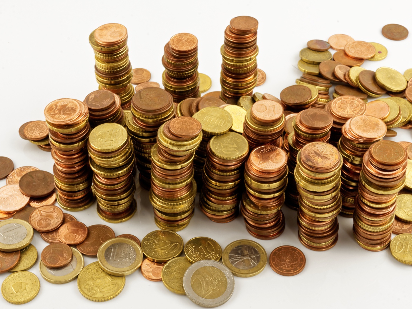 Много блестящих  монет евро на белом фоне