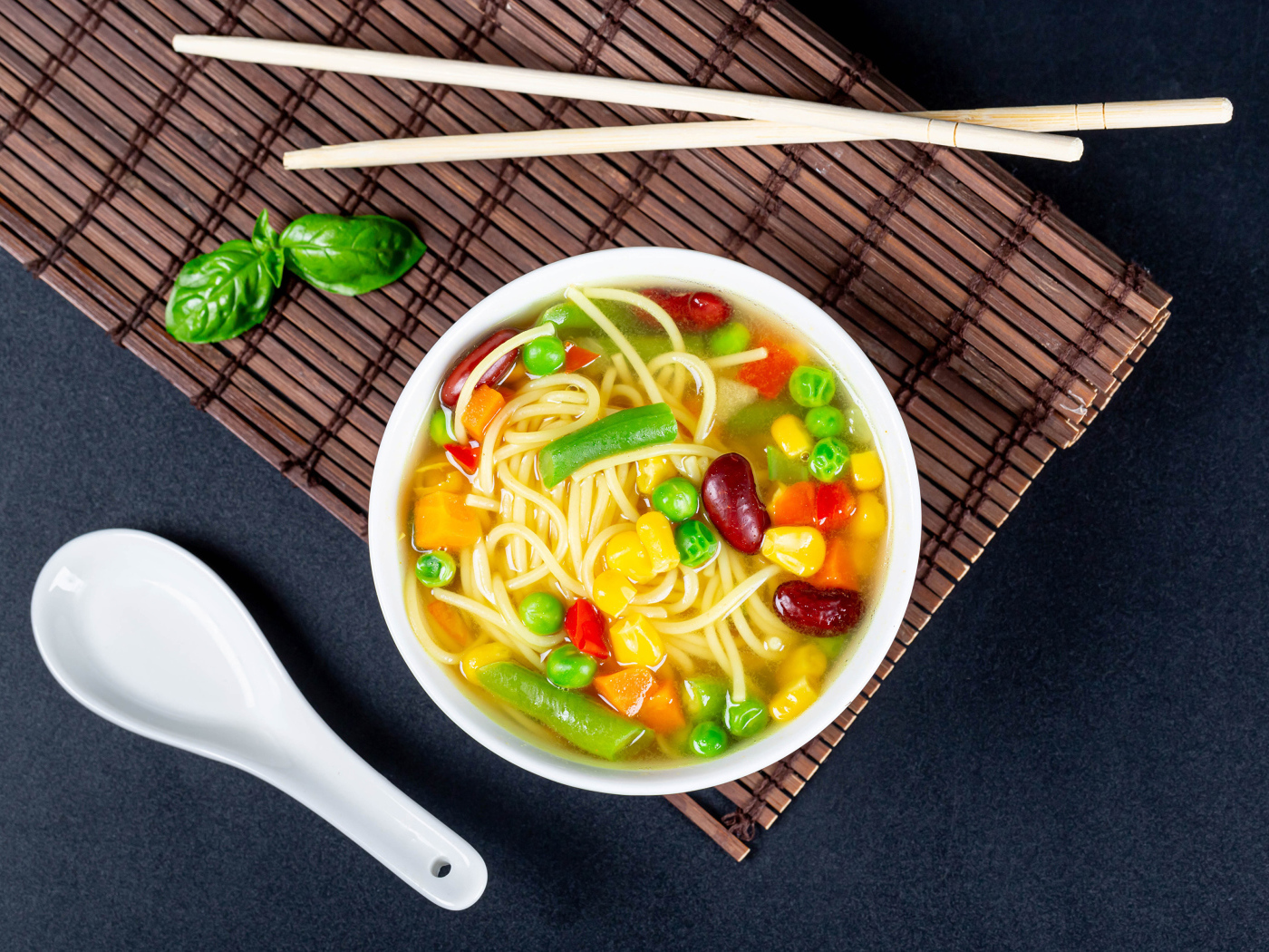 Аппетитный китайский суп с овощами