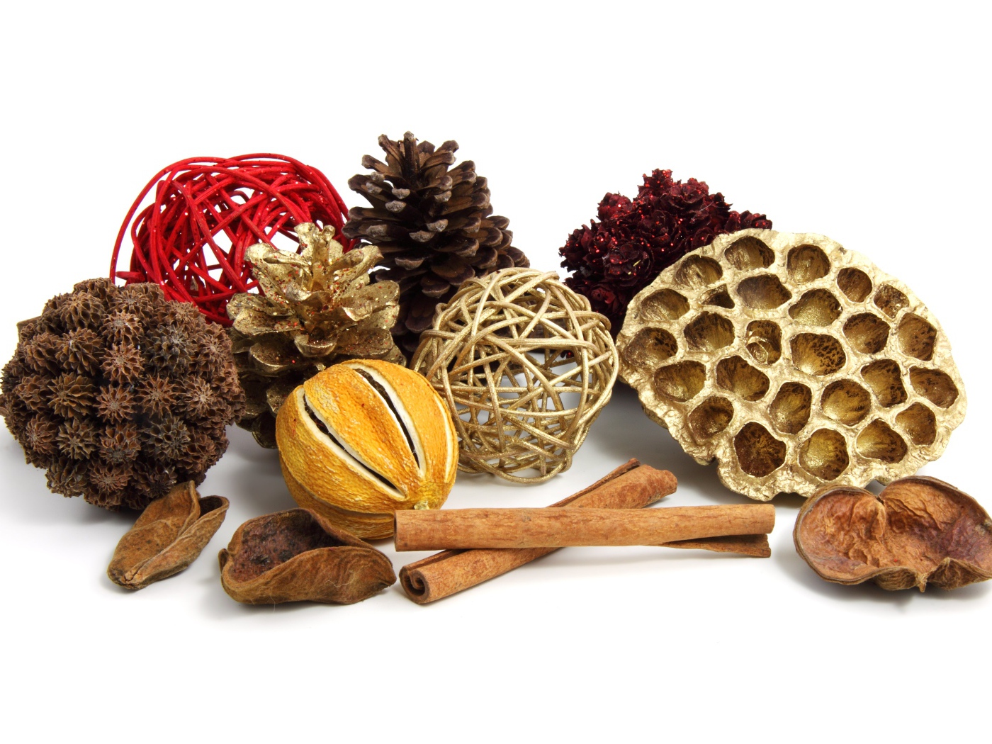 Ароматные специи и шишки на белом фоне 