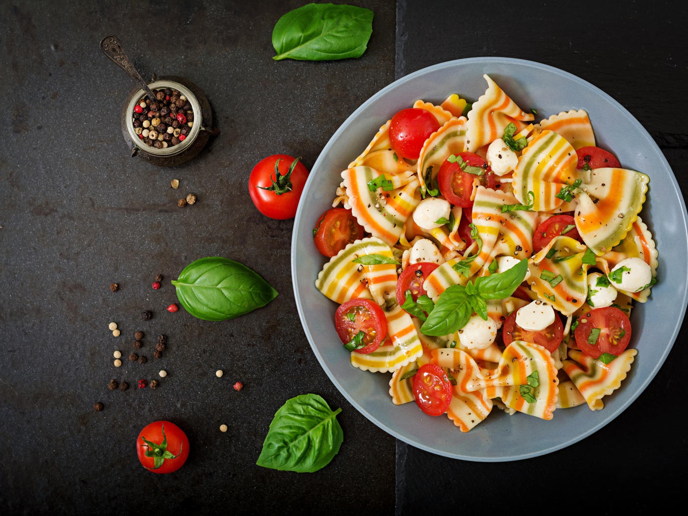 Красивые макароны бантики с помидорами 