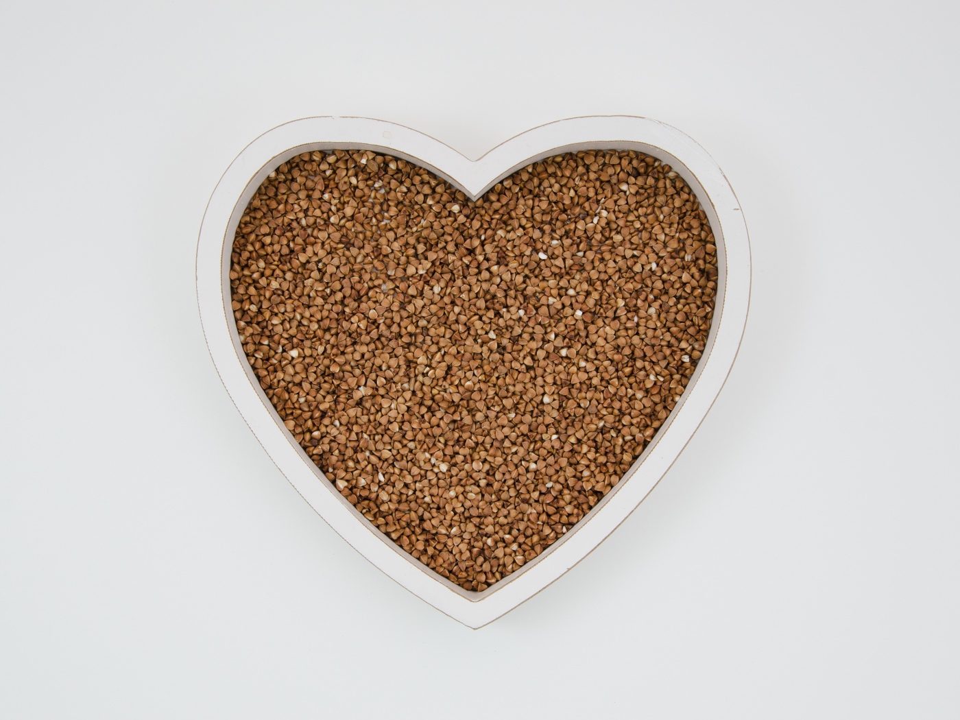 Большое белое сердце с гречневой крупой  