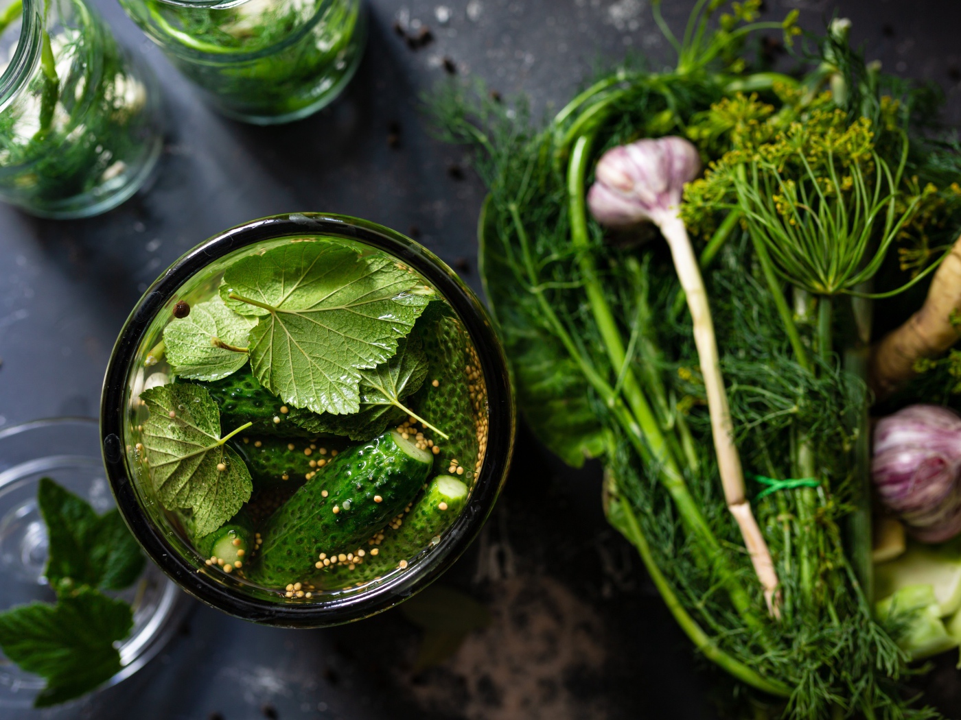 Консервирование огурцом с зеленью 