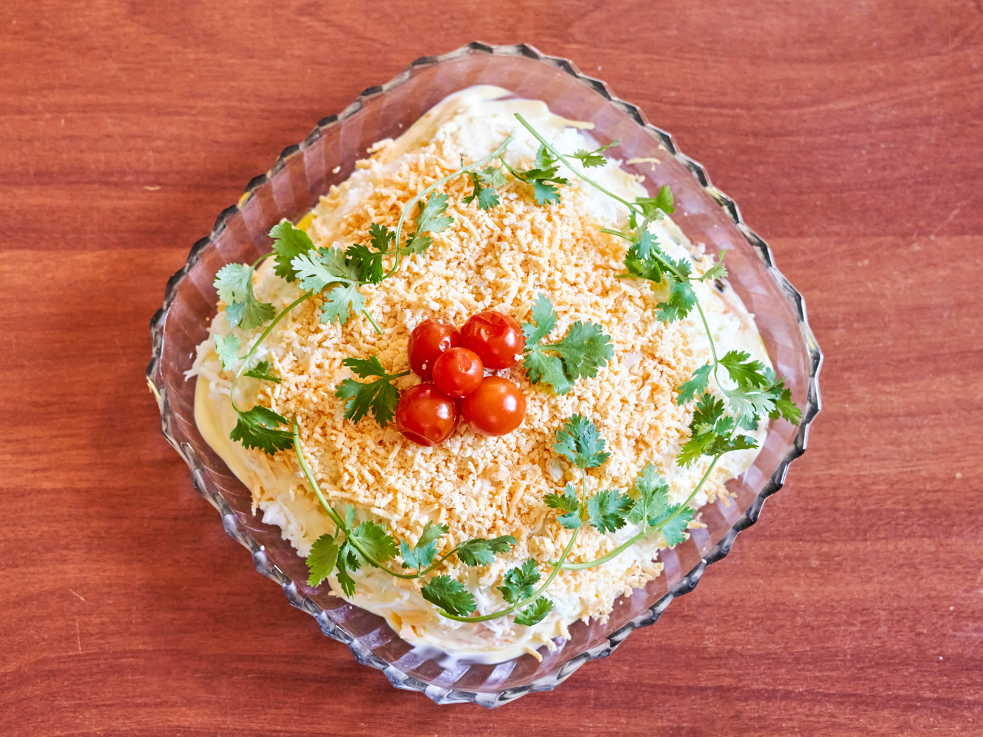 Хрустальная тарелка с салатом на столе