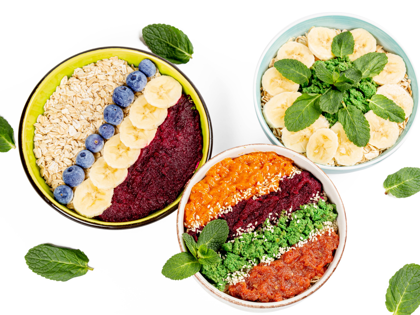 Вкусные полезные завтраки на белом фоне