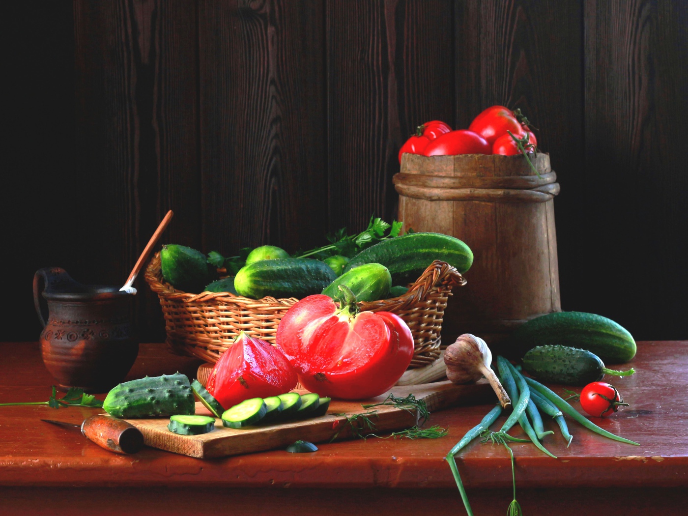 Свежие огурцы и помидора на столе с зеленым луком