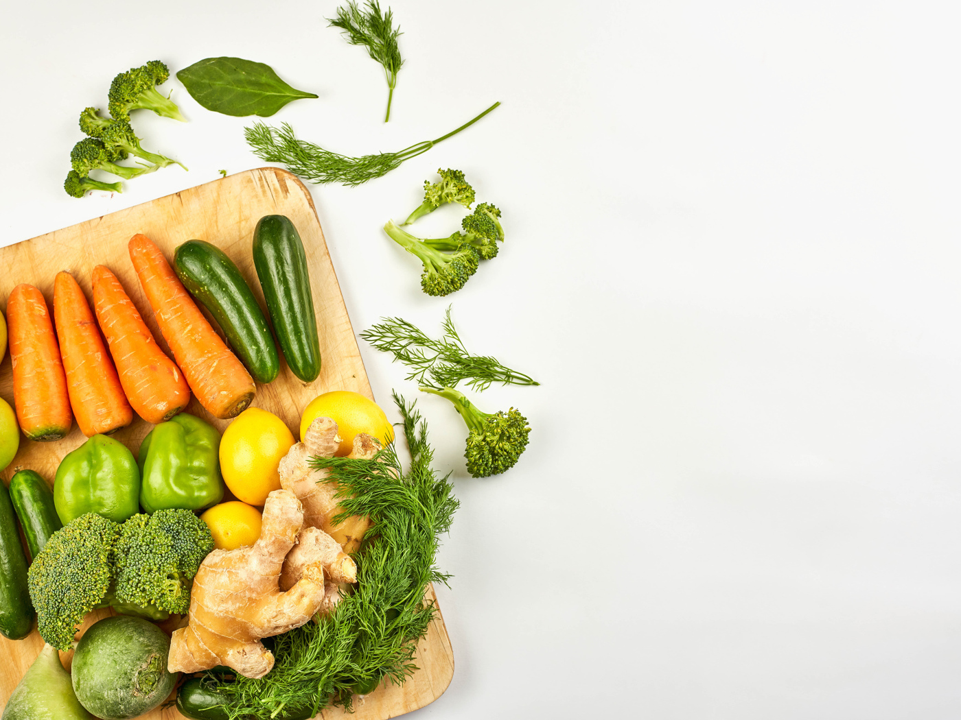 Свежие овощи на разделочной доске на белом фоне