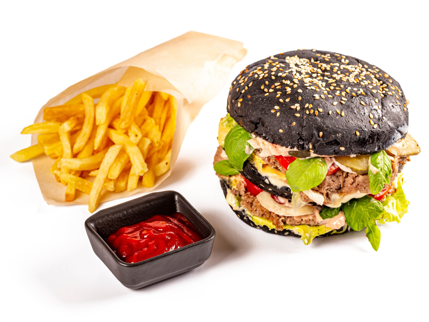 Гамбургер с картофелем фри и кетчупом на белом фоне