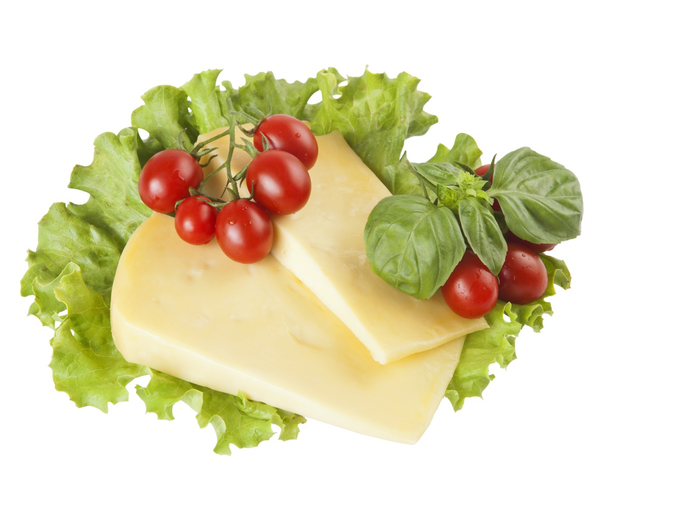 Твердый сыр, листья салата, помидоры и базилик на белом фоне