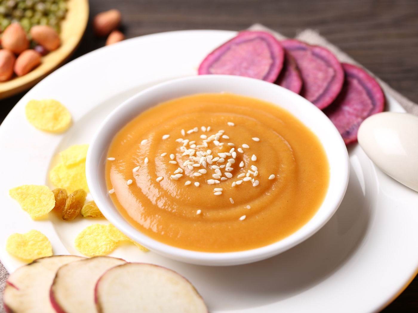 Гороховое пюре в белой тарелке с овощами