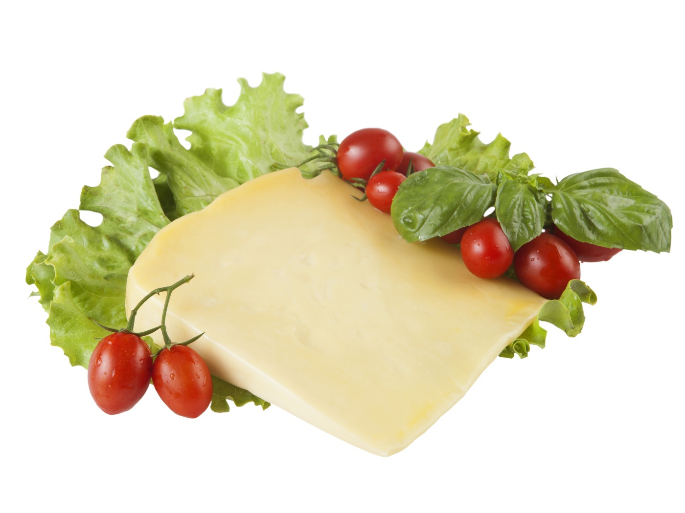 Кусок сыра с помидорами и листьями салата на белом фоне