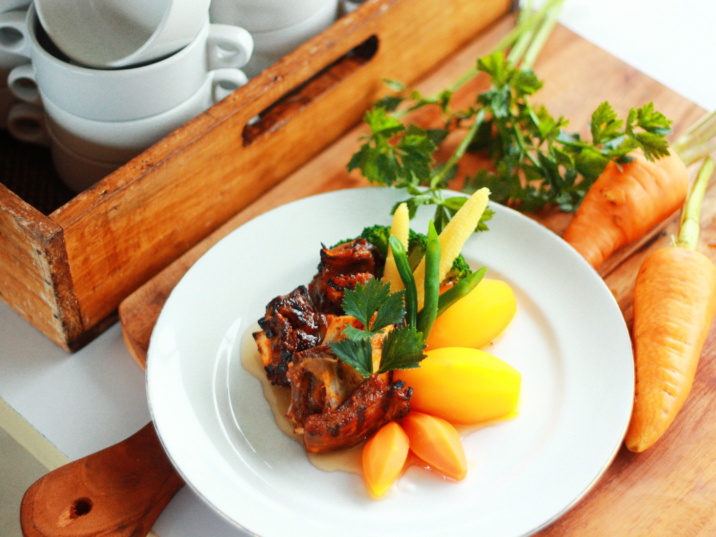 Картофель с морковью и мясом на белой тарелке 