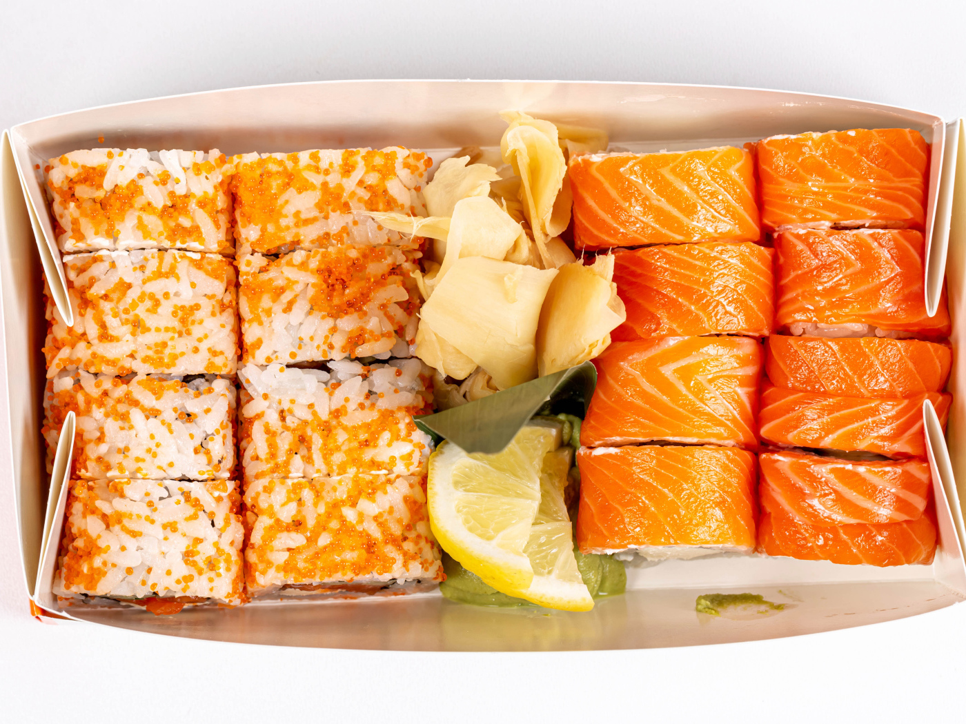 Роллы с имбирем и лимоном в лотке