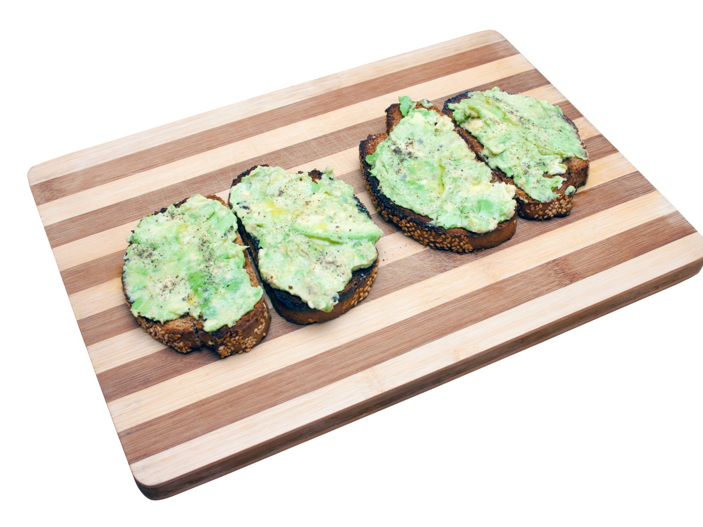 Бутерброды с черного хлеба на доске на белом фоне