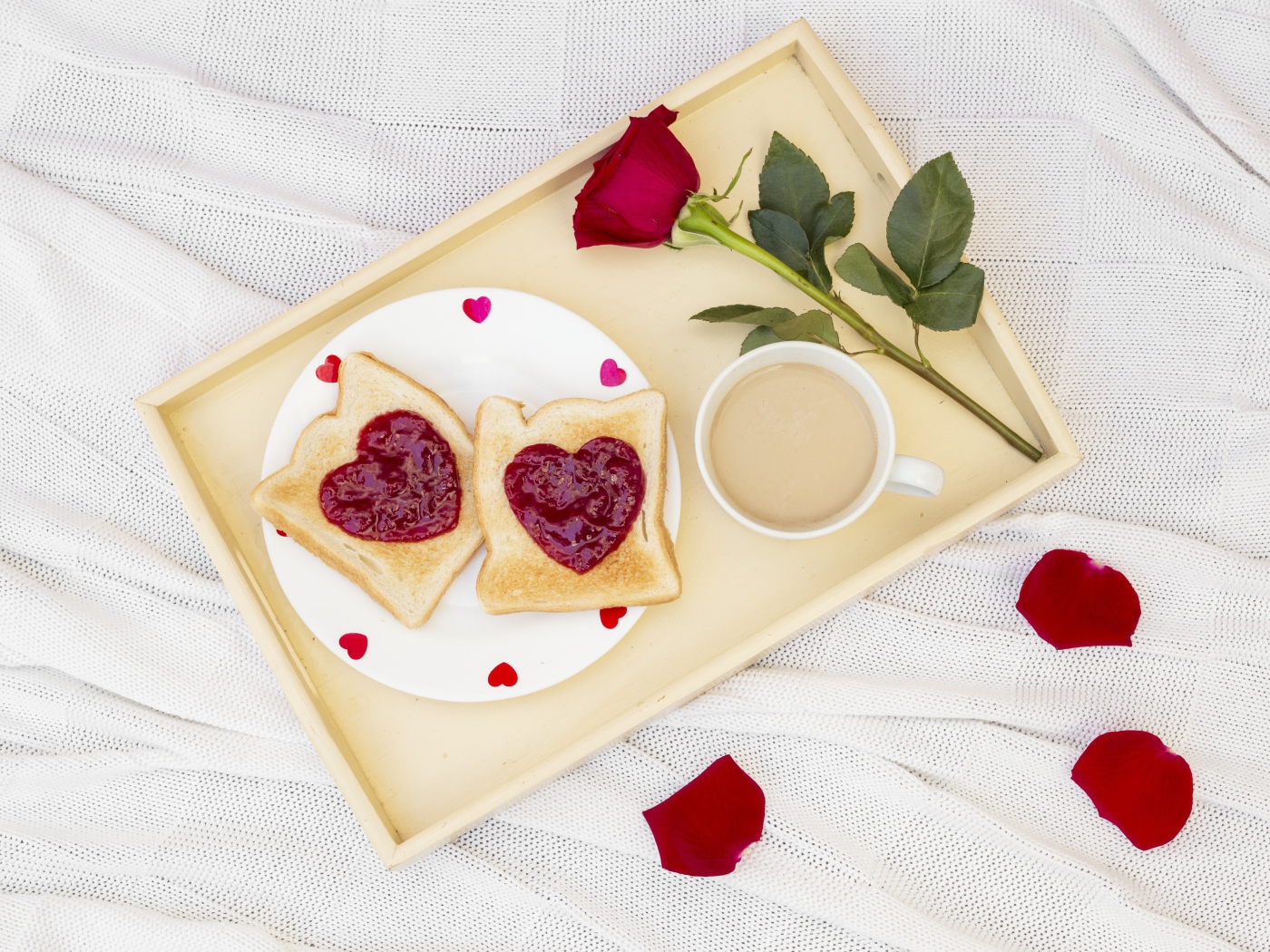 Два тоста с джемом на разносе с розой и кофе