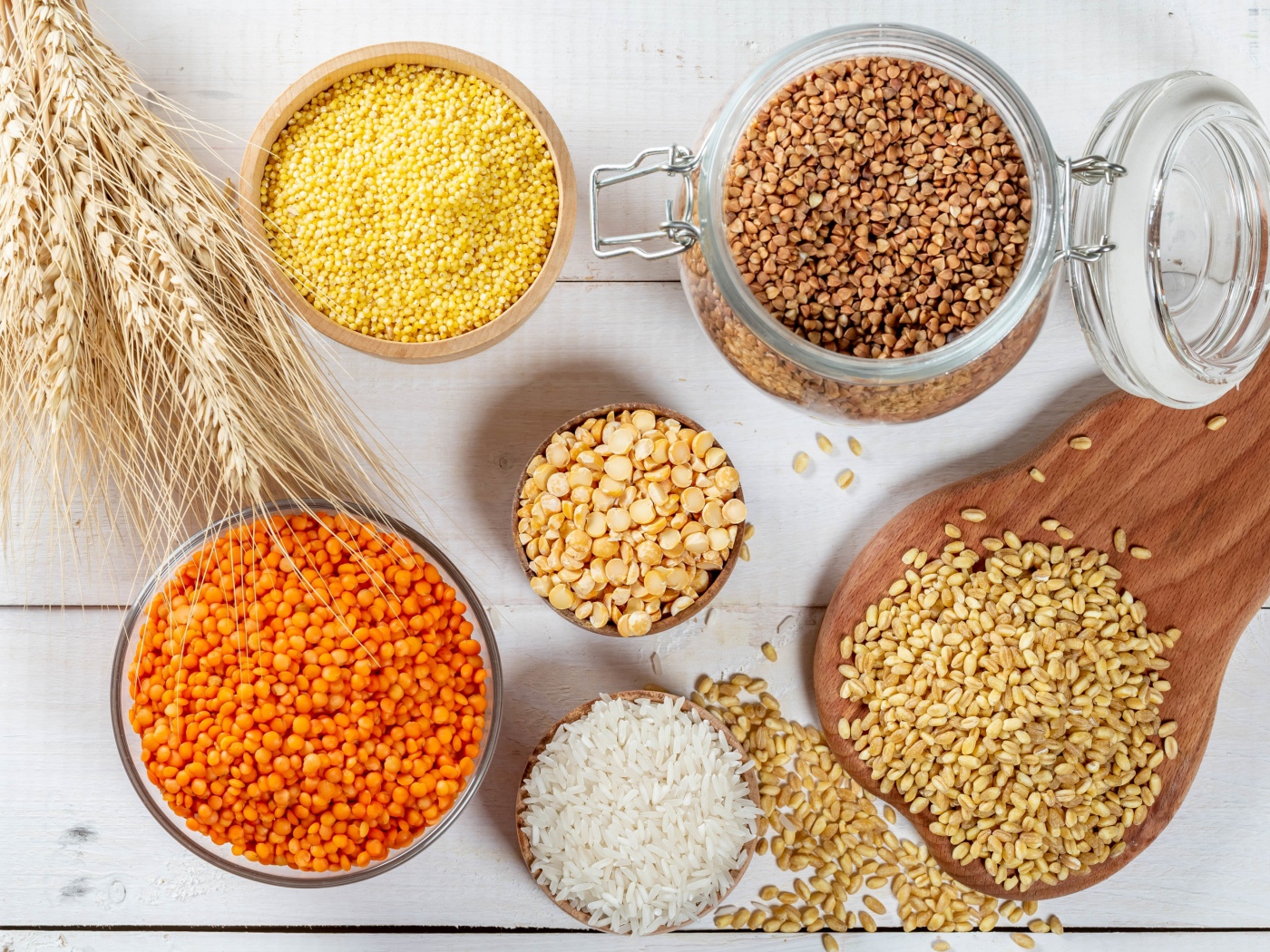 Разные крупы на столе с колосьями 