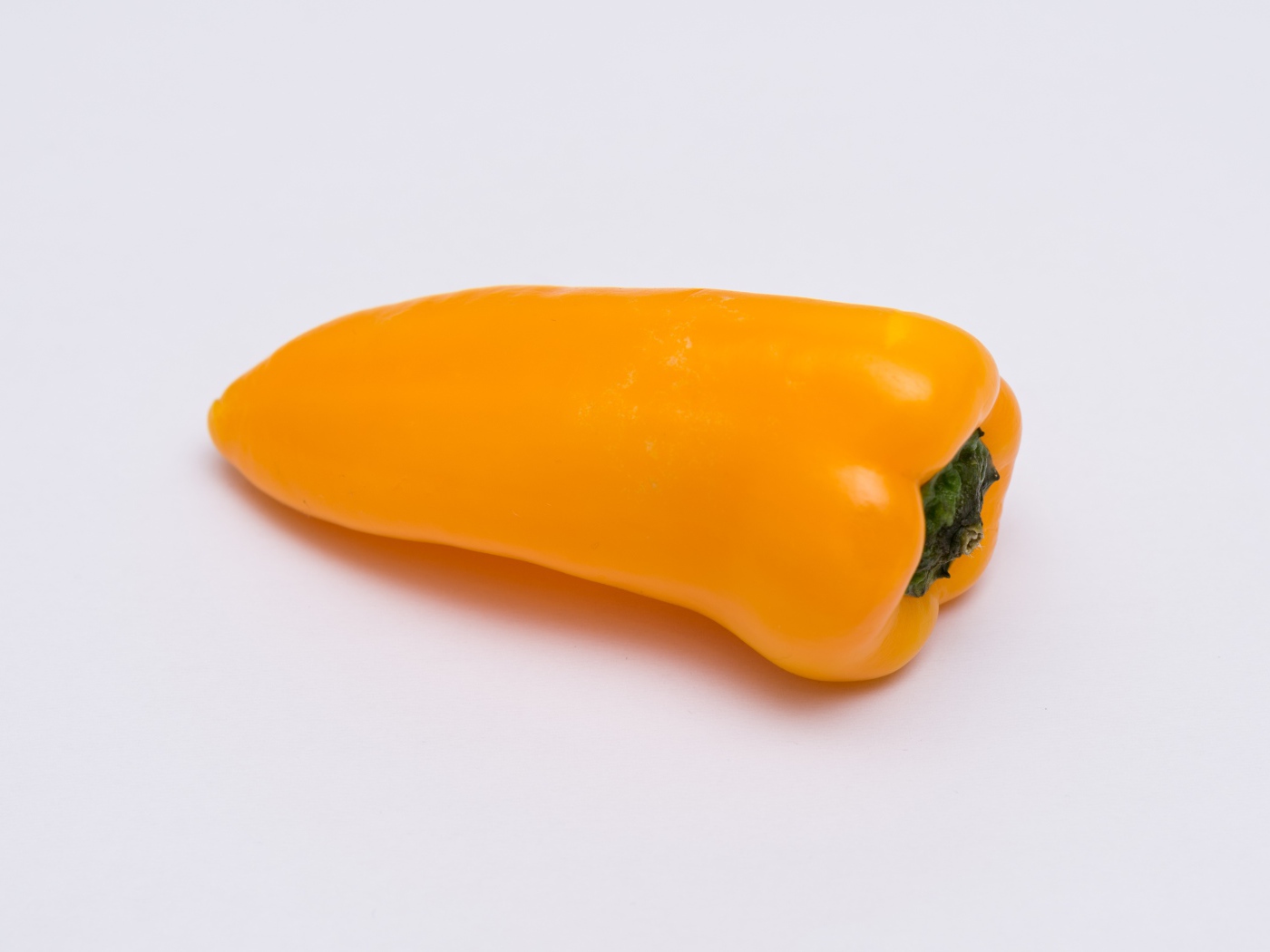 Желтый болгарский перец на сером фоне