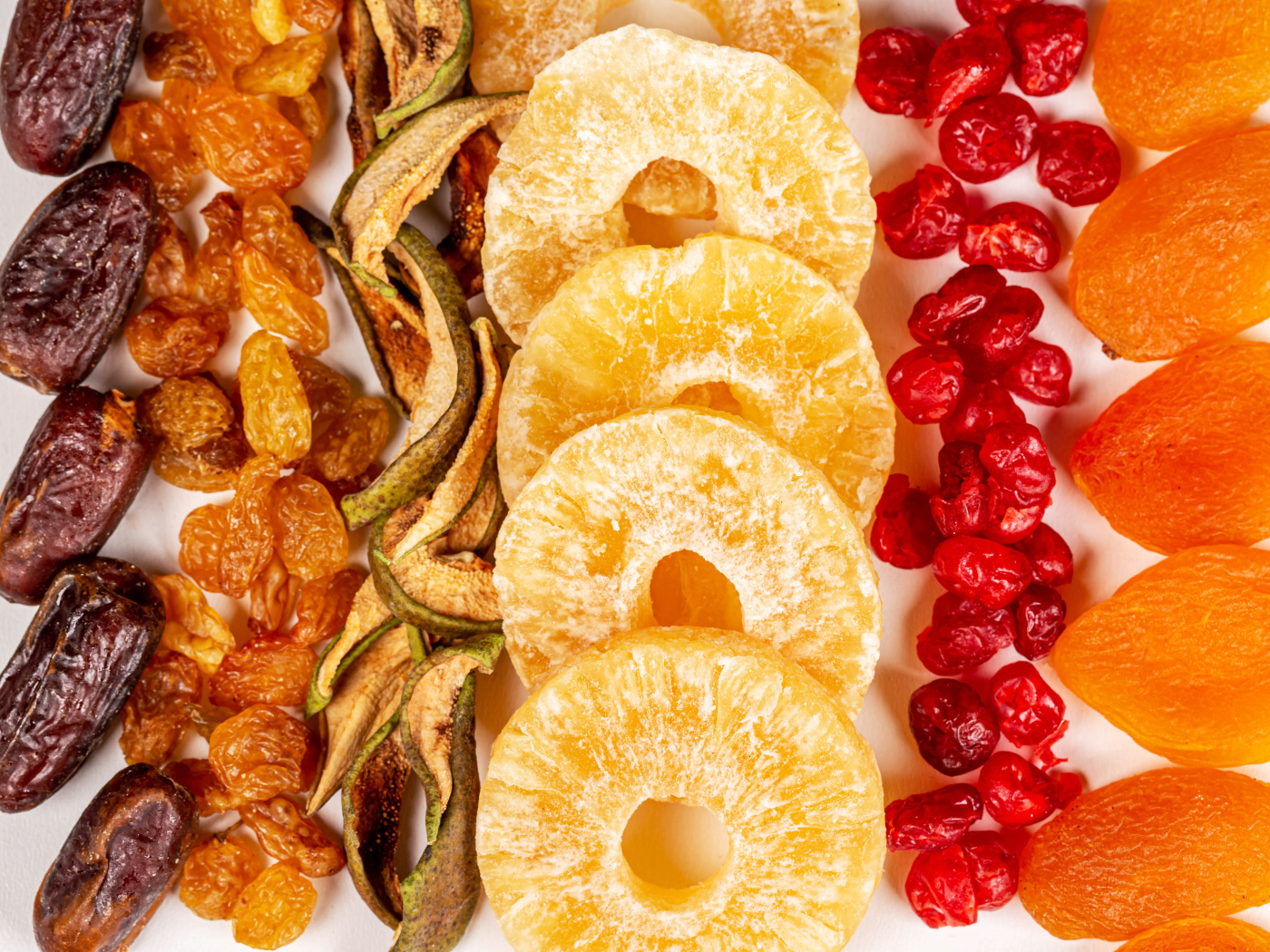Аппетитные сухофрукты на белом фоне