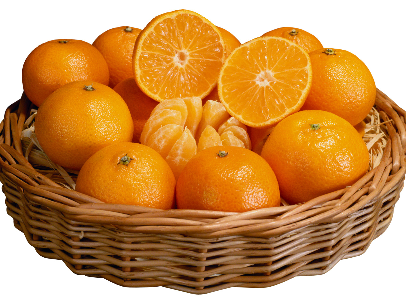 Корзина спелых плодов апельсина на белом фоне