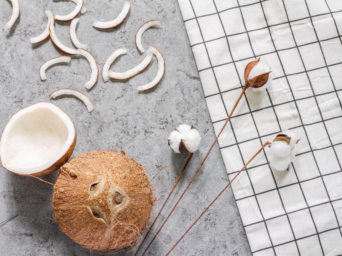 Кокос с веточками льна на столе 