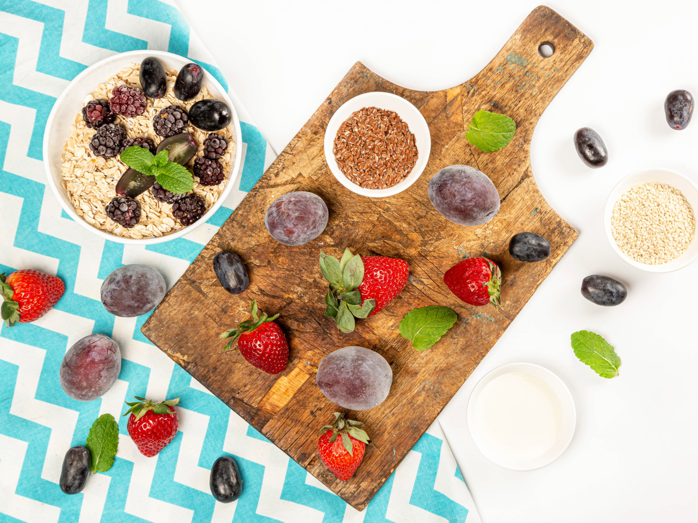 Замороженные ягоды со злаками на столе