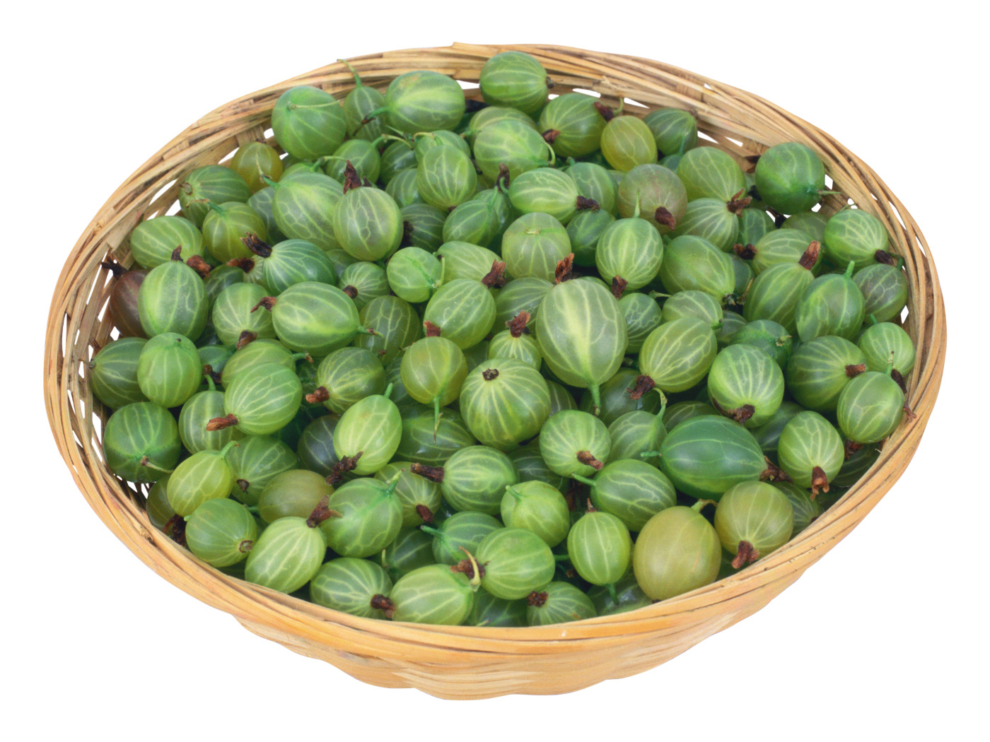 Зеленый крыжовник в корзинке на белом фоне