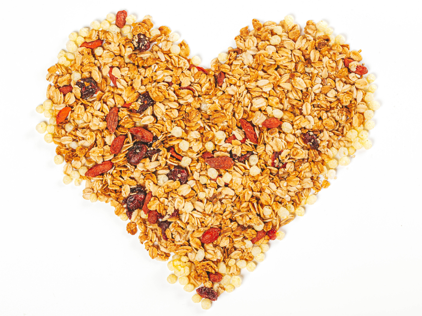 Сердце из мюсли на белом фоне