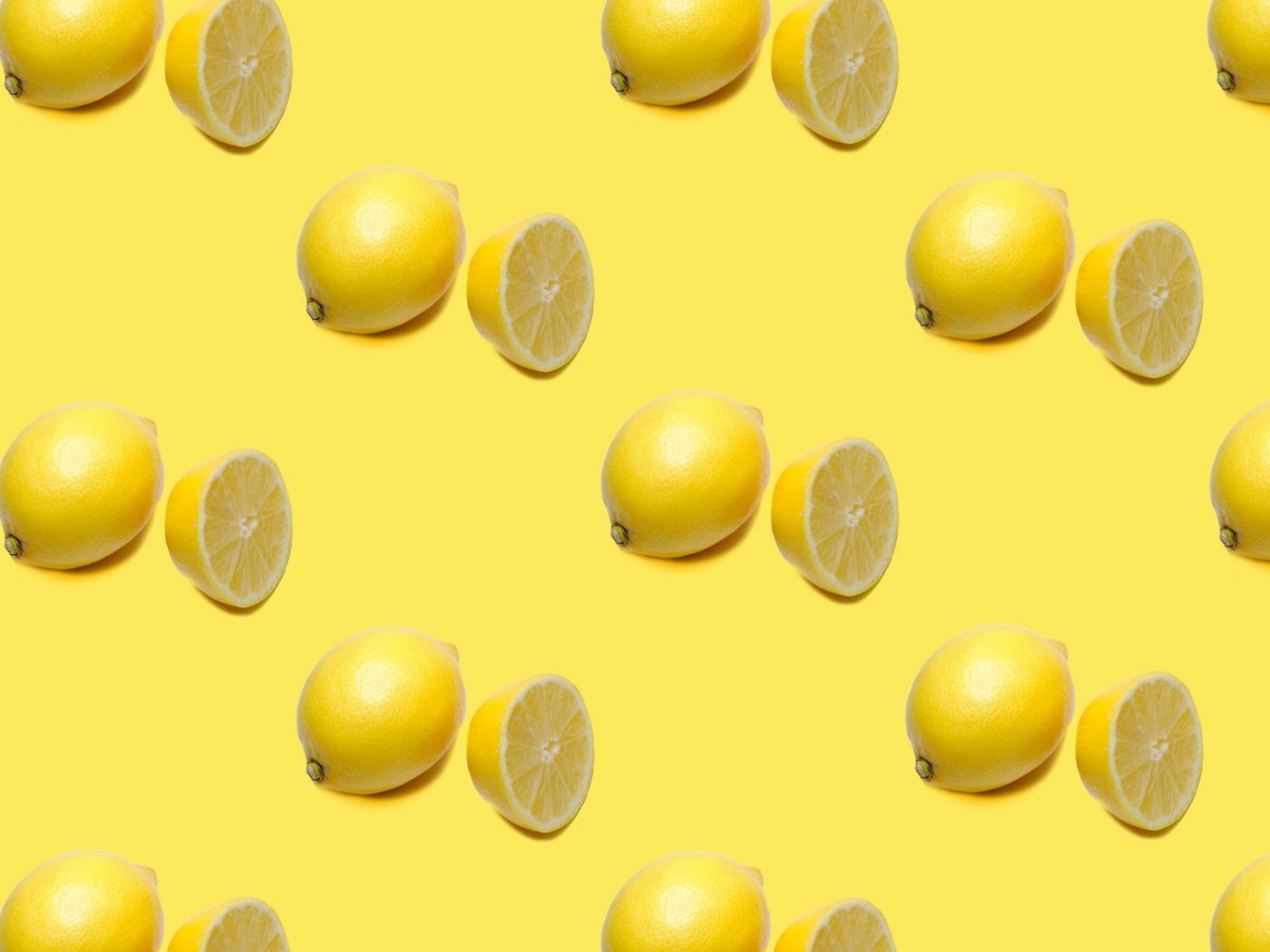 Сочные кислые лимоны на желтом фоне 