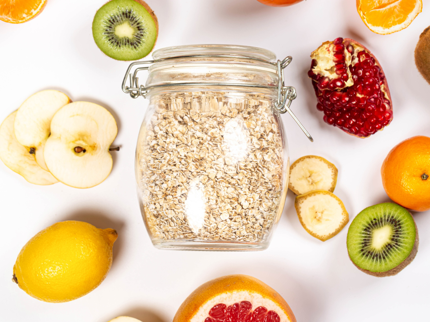 Овсяные хлопья с фруктами на белом столе