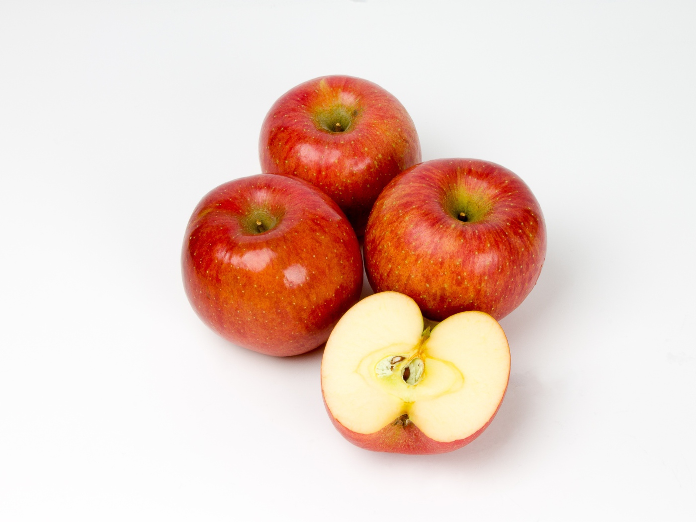 Спелые красные яблоки на сером фоне