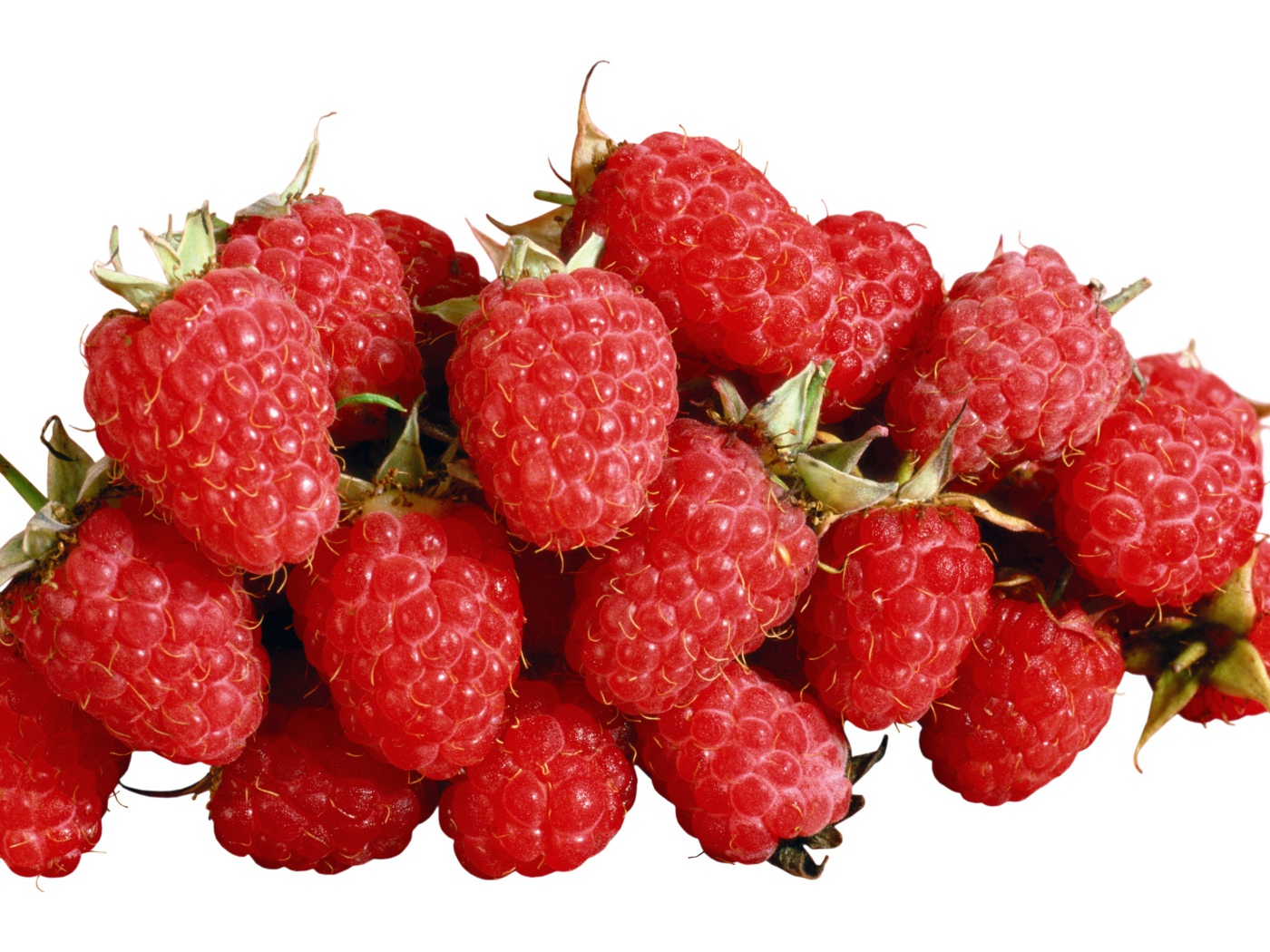 Спелая красная малина на белом фоне