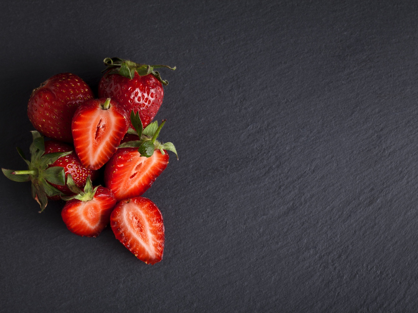 Спелая красная клубника на сером столе 