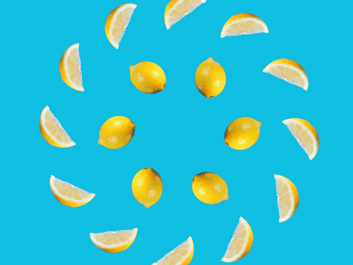 Нарезанный лимон на голубом фоне
