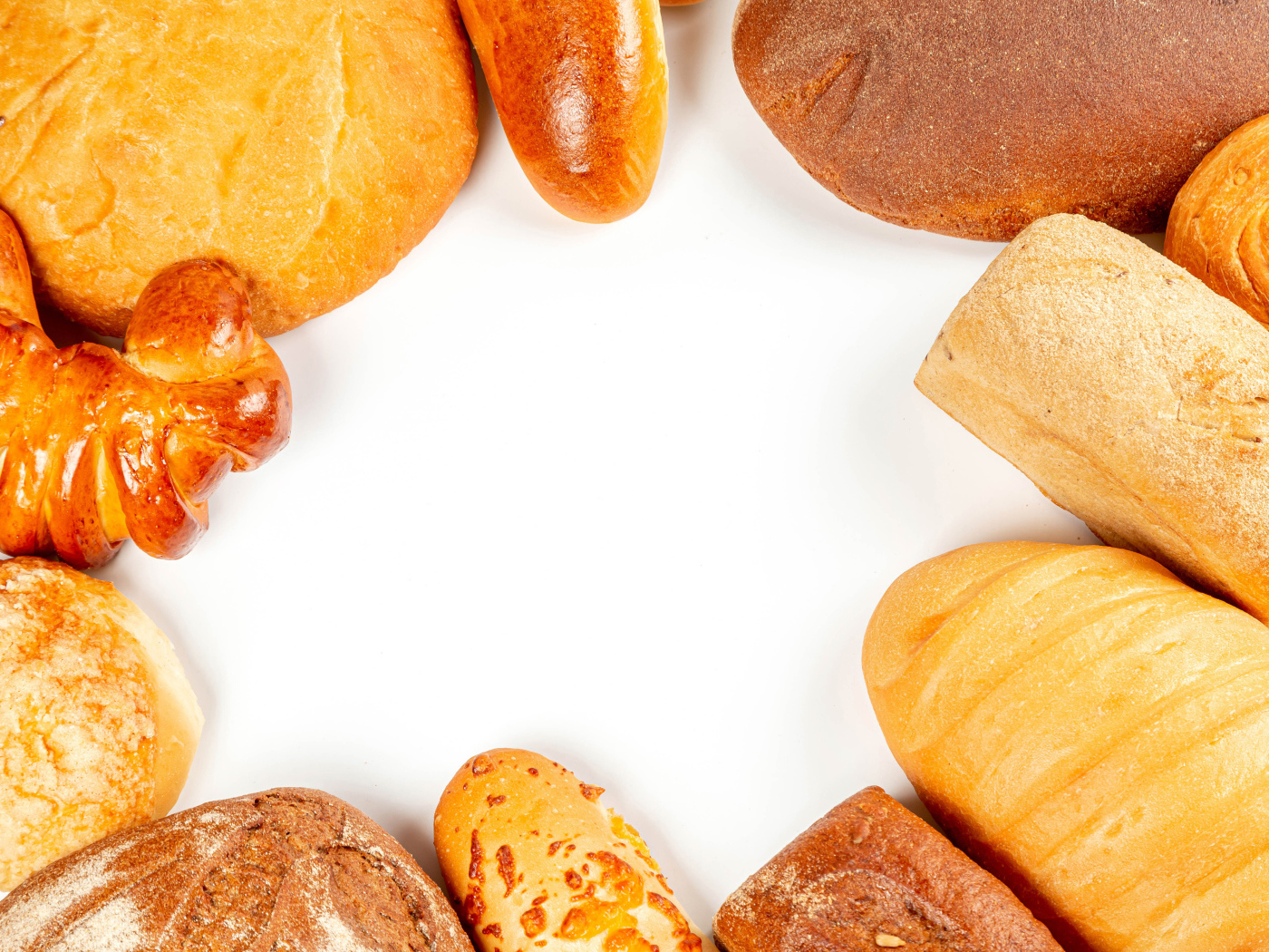 Свежая аппетитная выпечка на белом фоне 