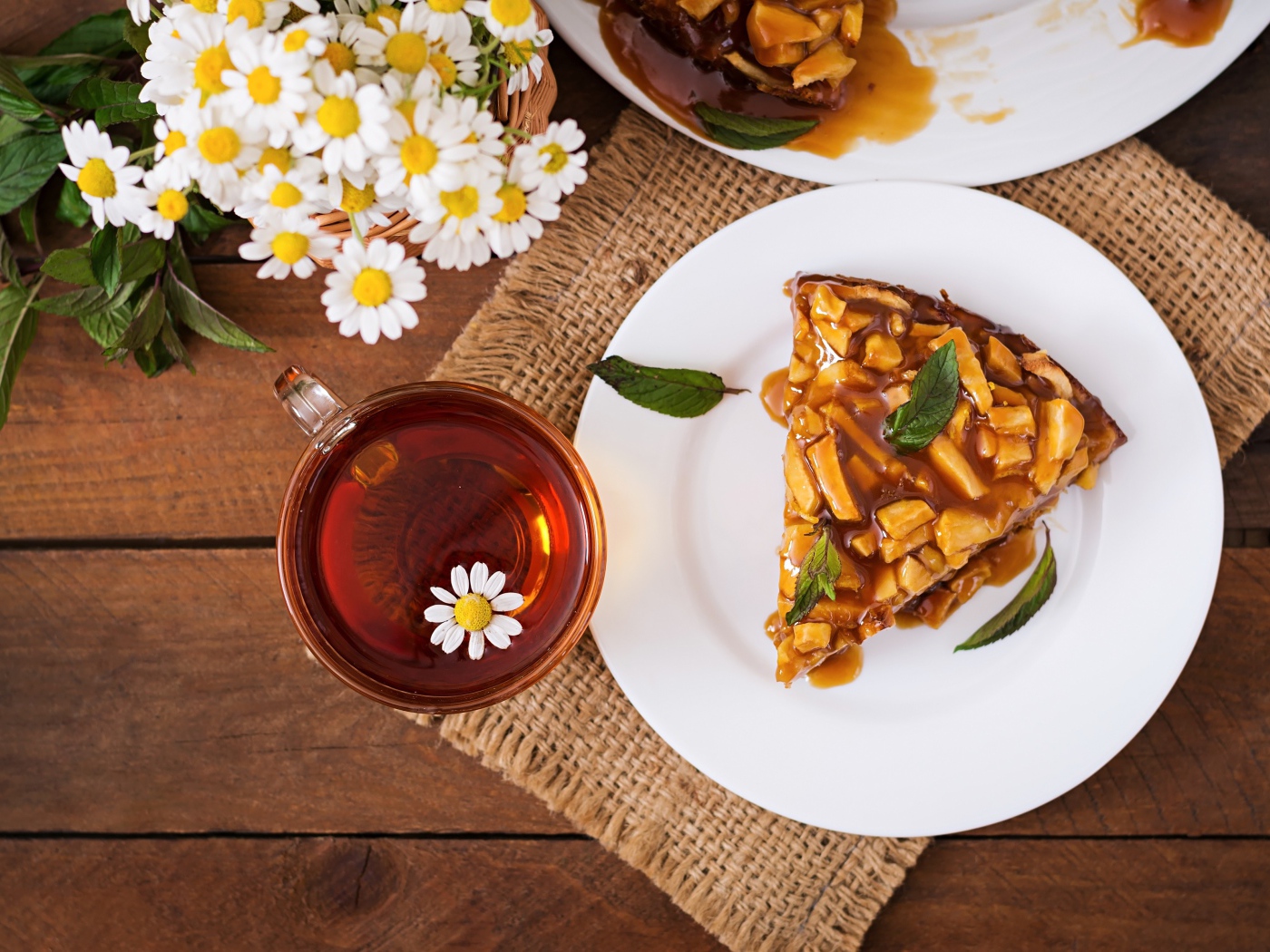 Кружка ромашкового чая на столе с куском пирога