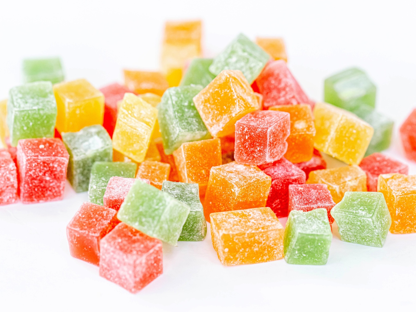 Аппетитный разноцветный мармелад в сахаре на белом фоне 