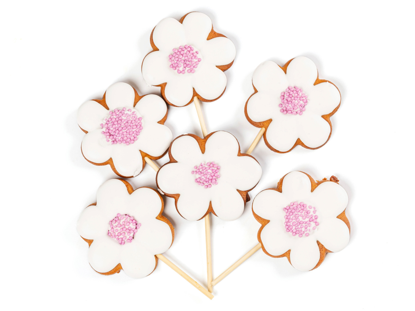 Красивое печенье в форме цветов на белом фоне