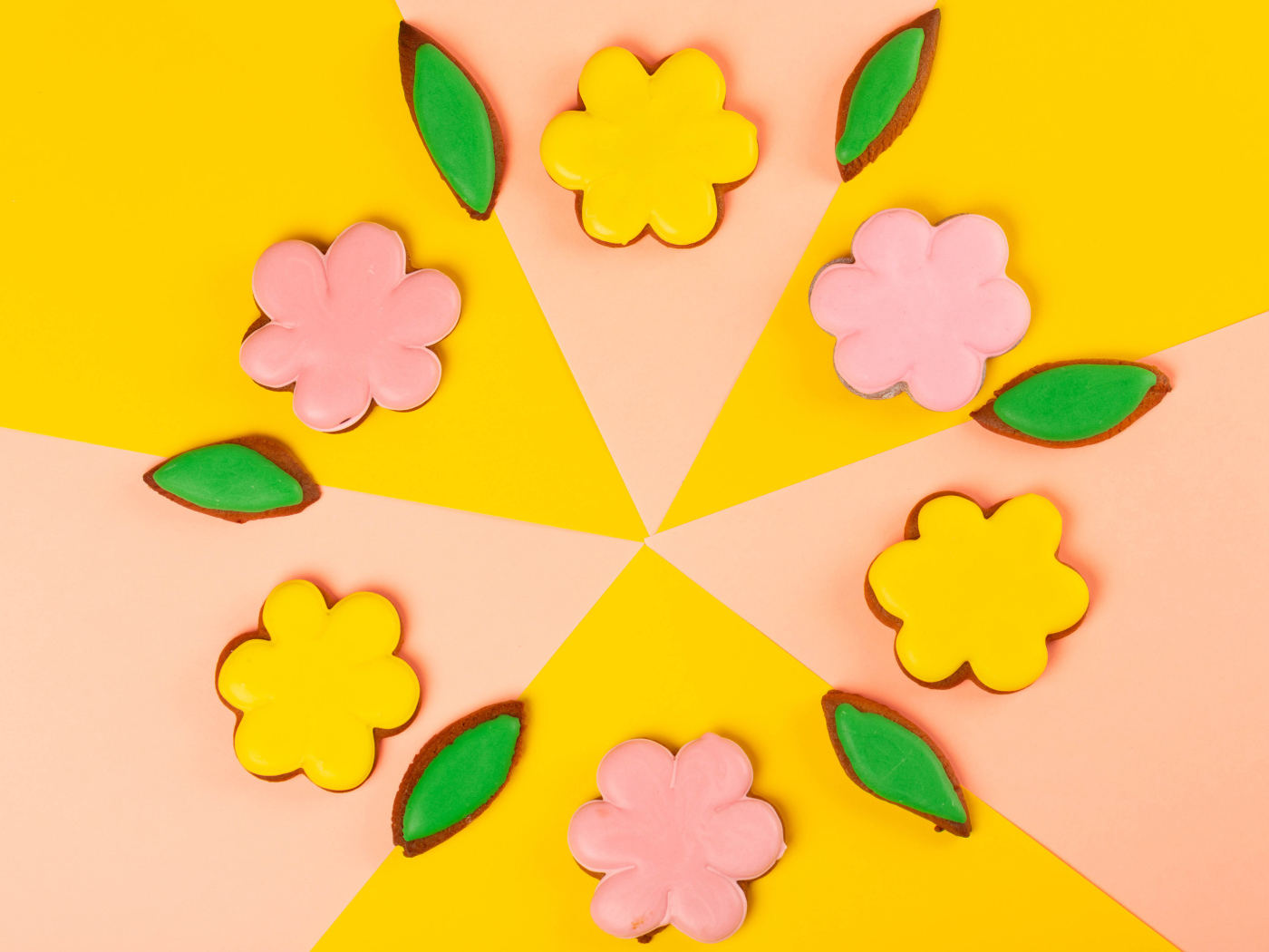 Красивое розовое и желтое печенье на столе 