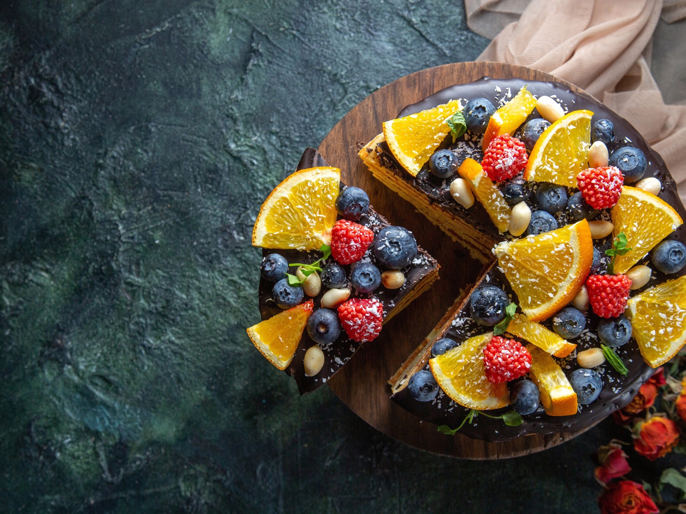 Торт с шоколадом, апельсинами и ягодами черники 