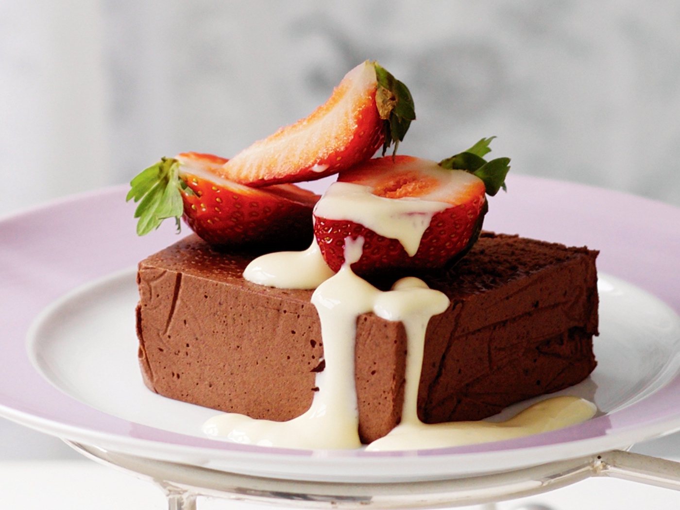 Шоколадное суфле с клубникой на тарелке