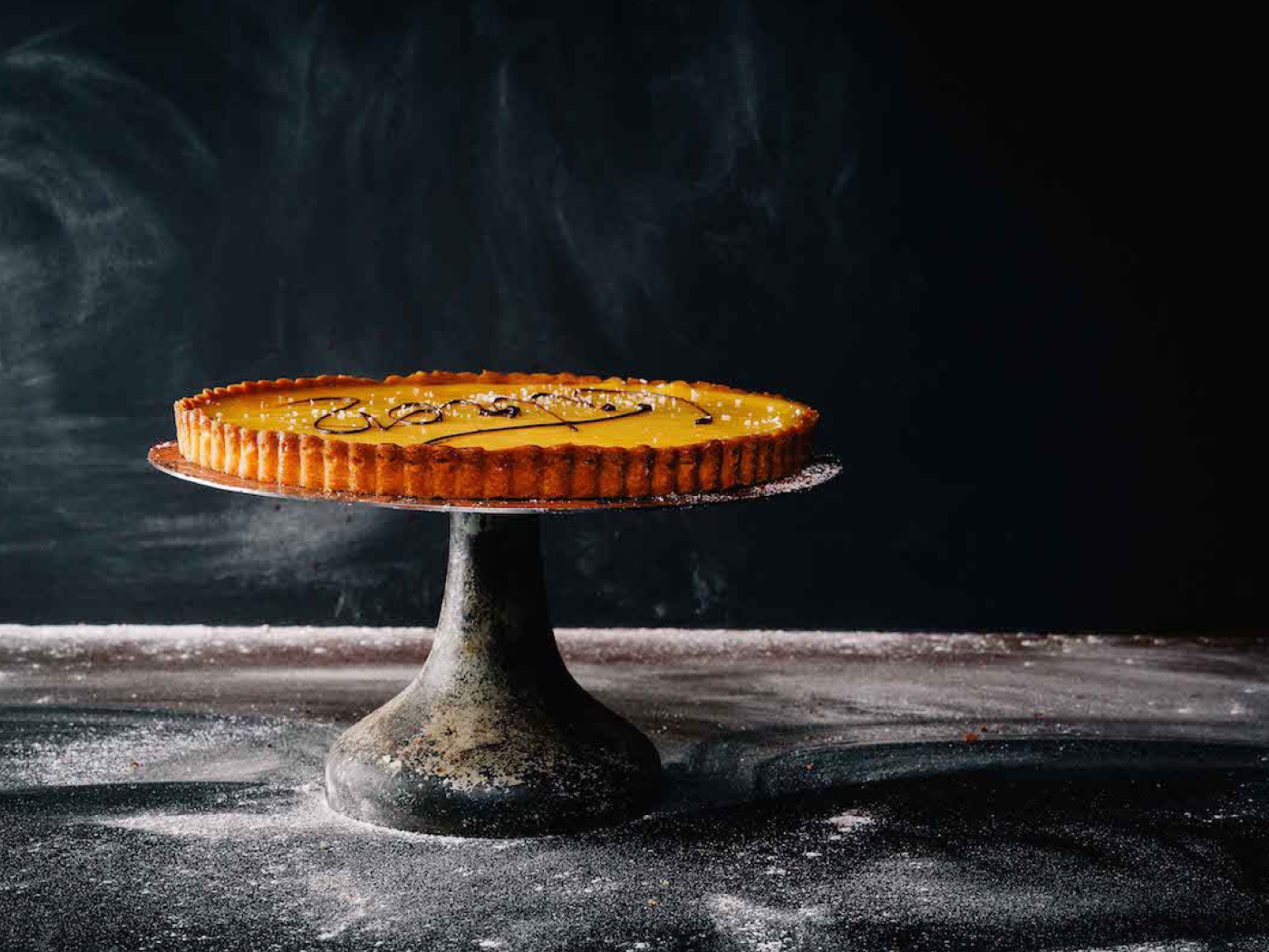 Пирог с кремом на черном фоне 