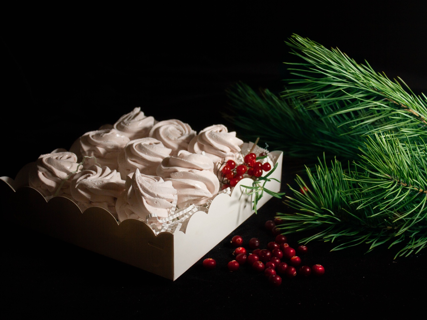 Вкусный десерт меренга с еловой веткой