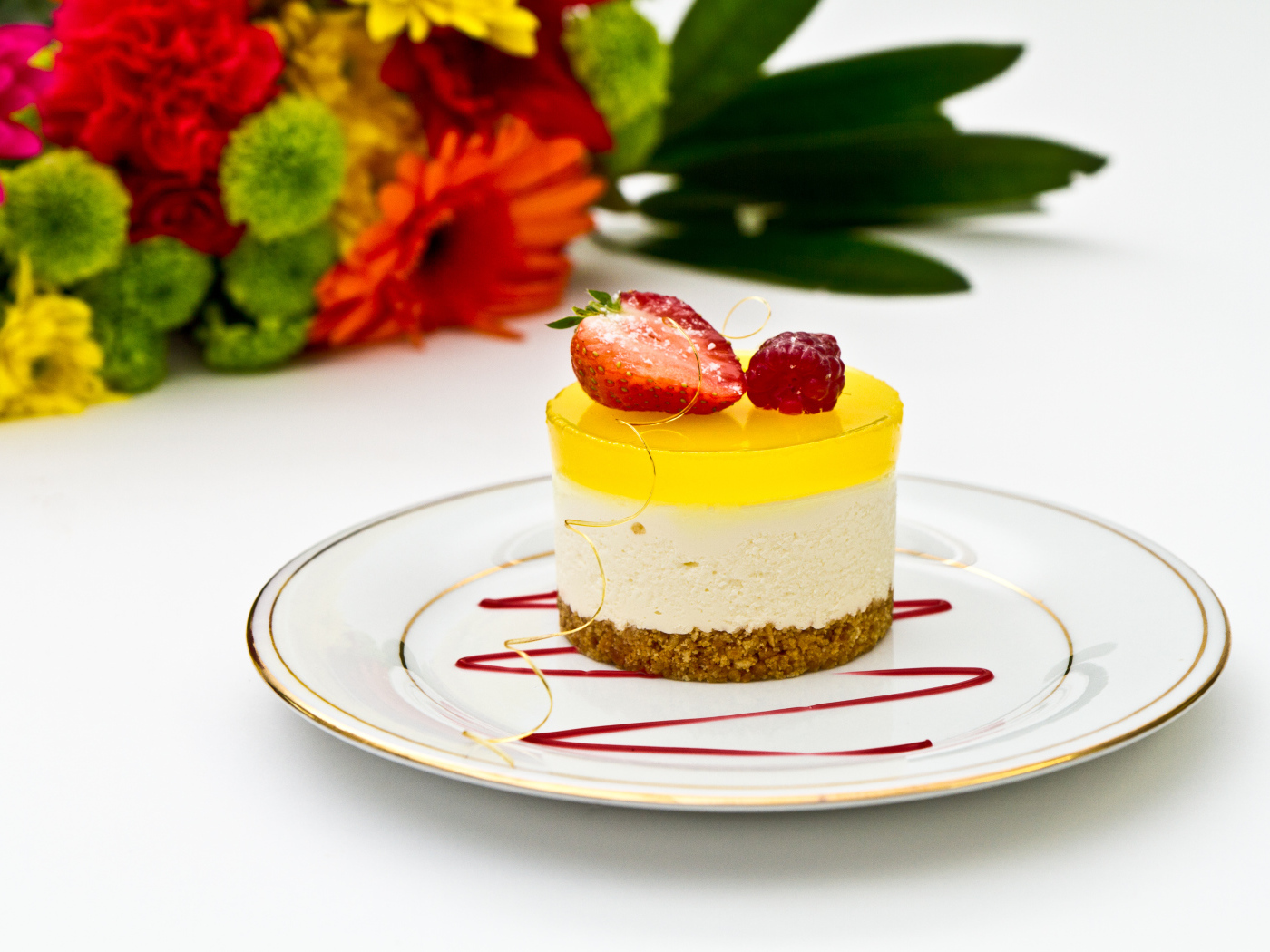 Вкусный десерт с ягодами на большой тарелке