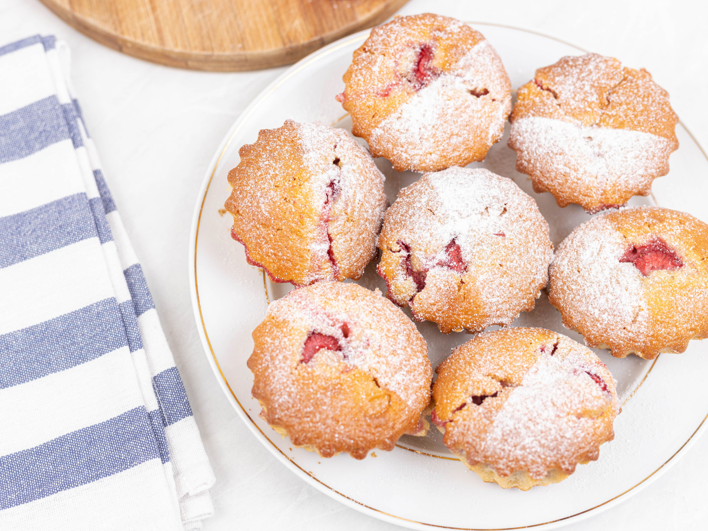 Вкусные кексы с клубникой с сахарной пудрой